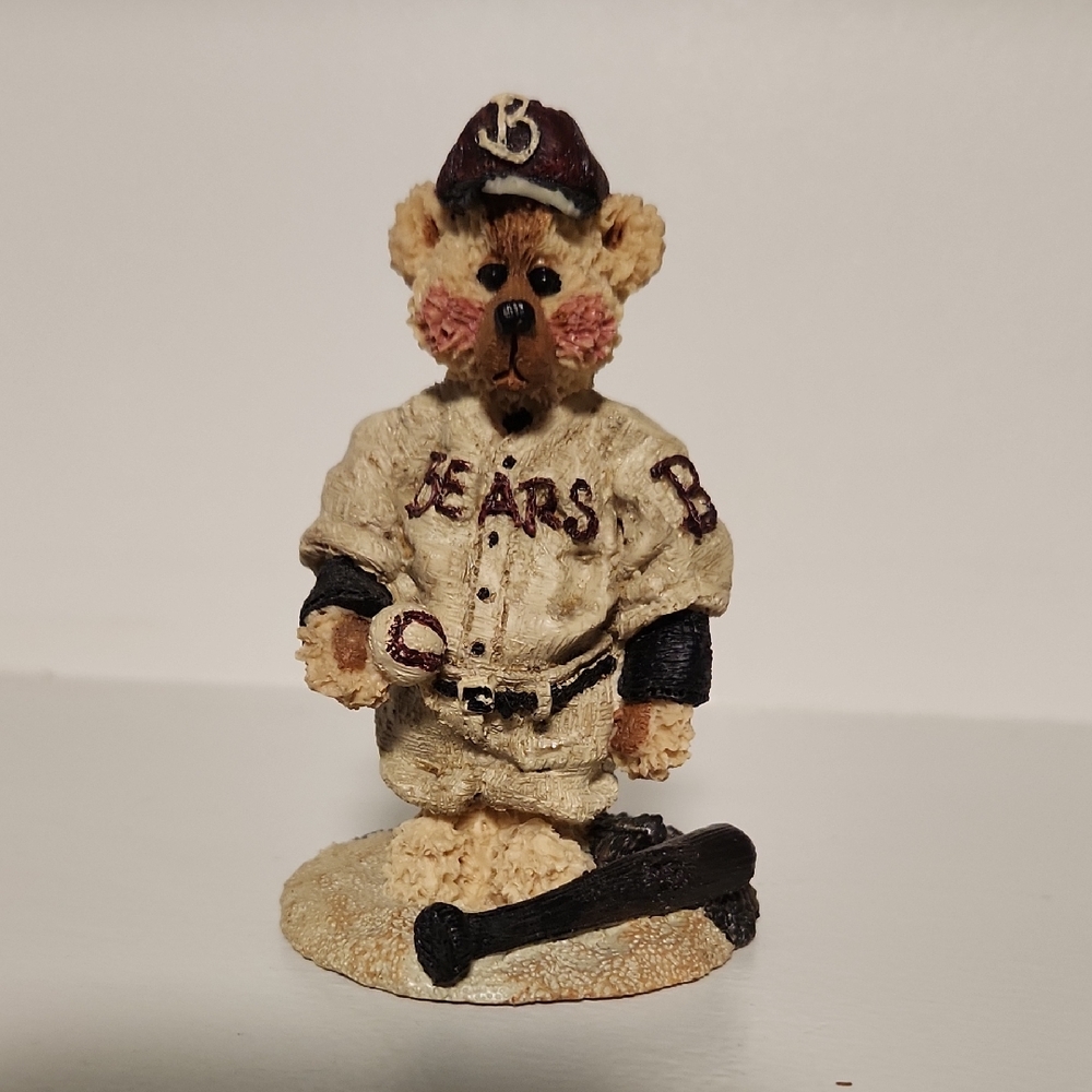 Shelly Bears & Co. 1997 Collectible Baseball Bear Figurine with Bat